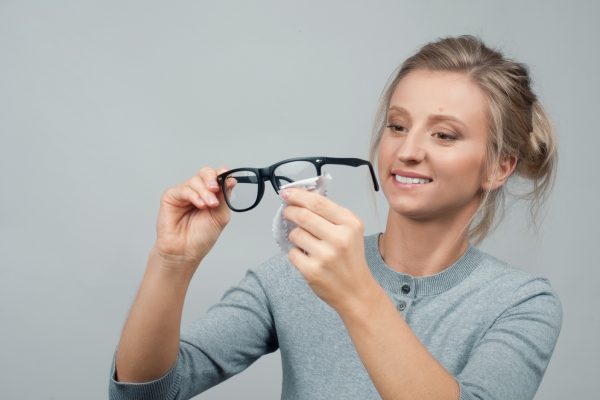 Brille korrekt reinigen – so wird’s gemacht